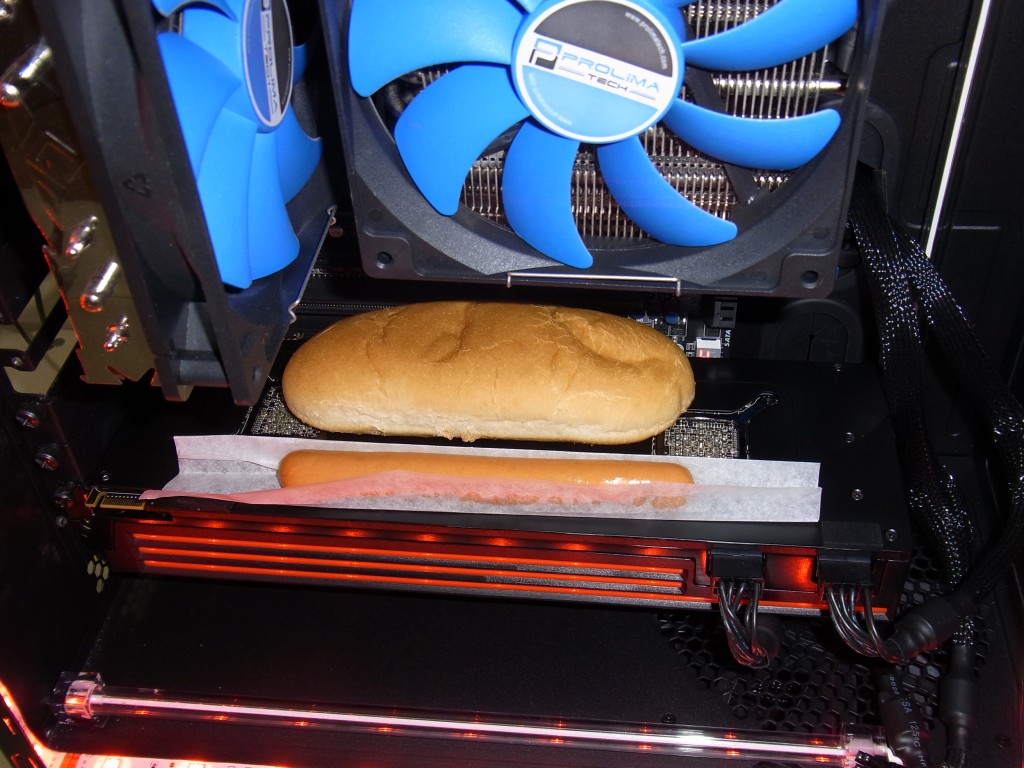 For hygienic reasons, we place the sausage on thin baking paper. The hot circulating air of the HD 6990 even dries the bread surface a bit.