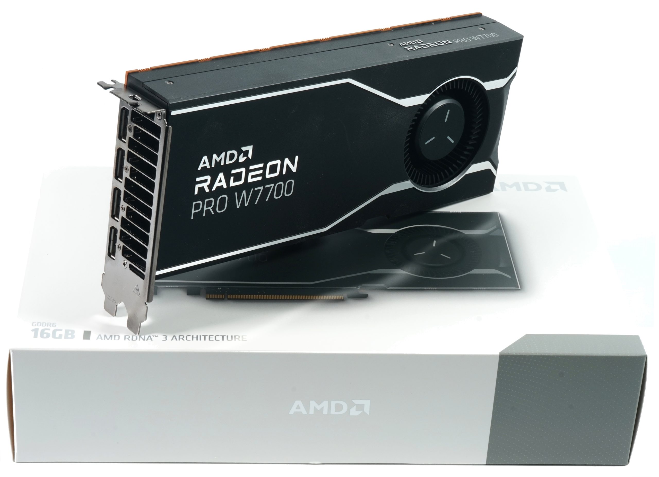 AMD Radeon Pro W7700 im Test - Wo steht AMDs Mittelklasse-Workstation-Grafikkarte im Arbeitsalltag? Mit Teardown und Materialanalyse